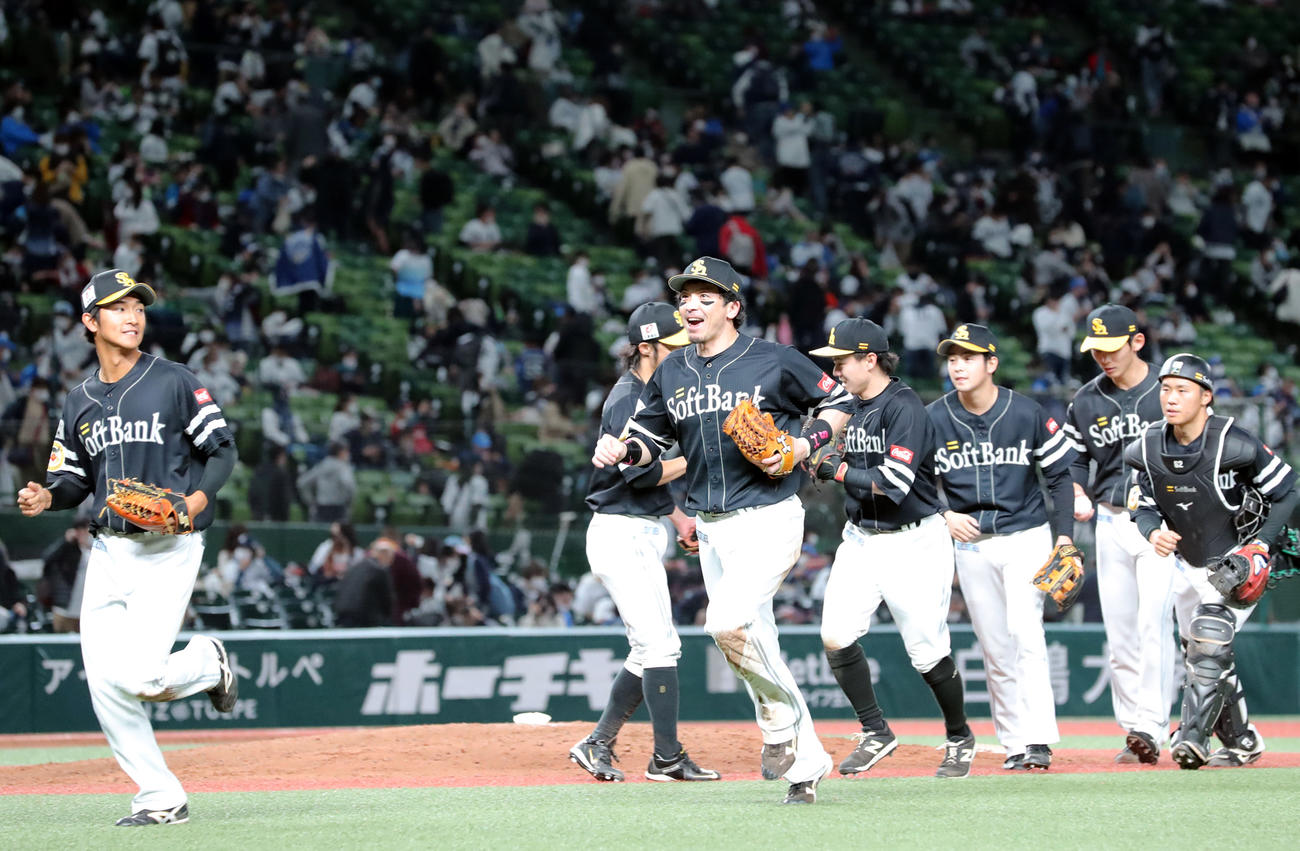 西武に勝利しプロ野球新記録となる月間22勝目を挙げた松田宣（中央）らソフトバンクナインは笑顔でエアタッチ（撮影・垰建太）