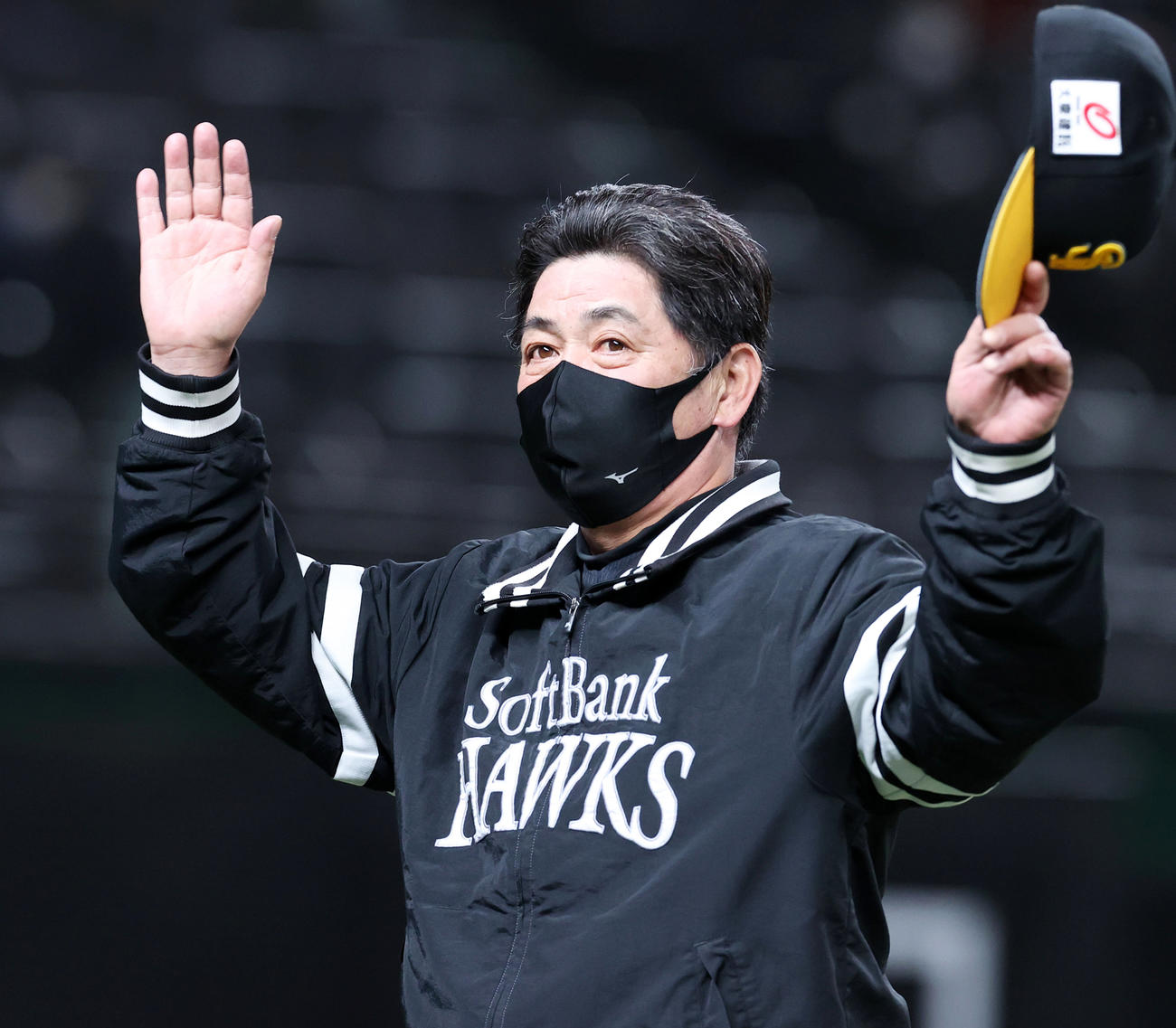 西武に勝利しファンに手を振るソフトバンク工藤監督（撮影・垰建太）