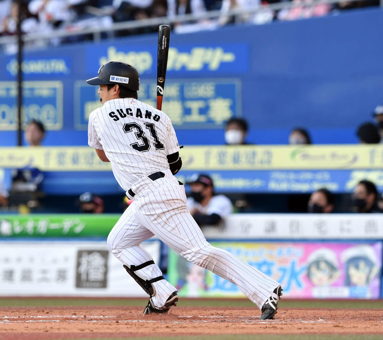 ロッテ対楽天　6回裏ロッテ1死一、二塁、菅野は右翼線に勝ち越しの2点適時三塁打を放つ（撮影・滝沢徹郎）