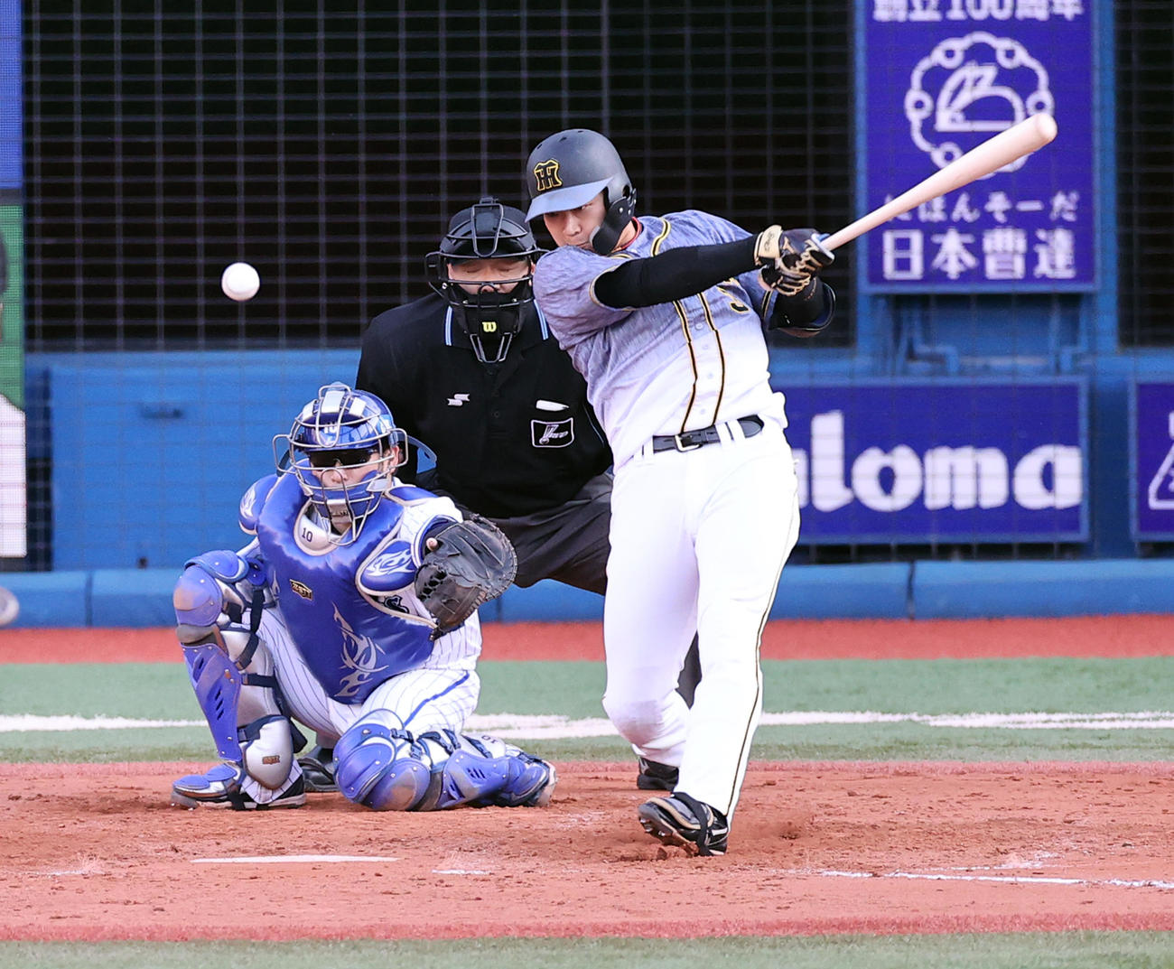 DeNA対阪神　5回表阪神1死満塁、大山は中前2点適時打を放つ（撮影・浅見桂子）