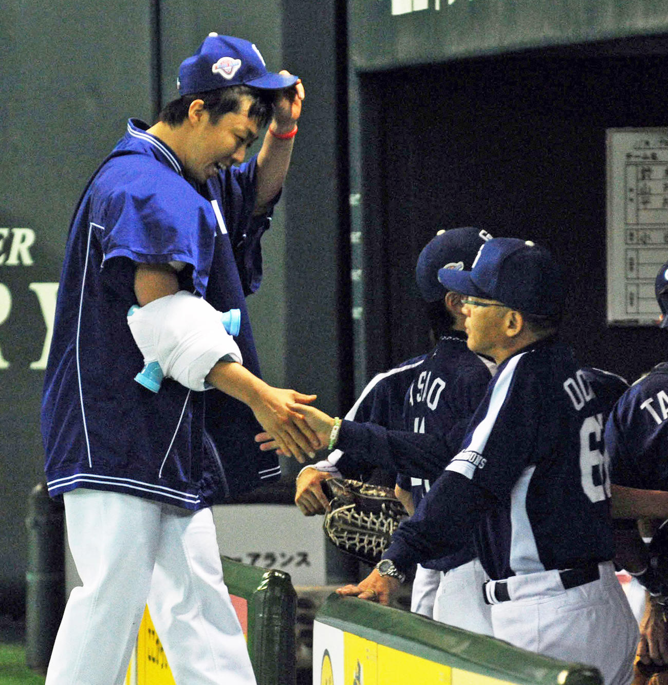 11年の日本シリーズ第6戦でソフトバンクに勝利し握手を交わす吉見一起（左）と落合博満監督