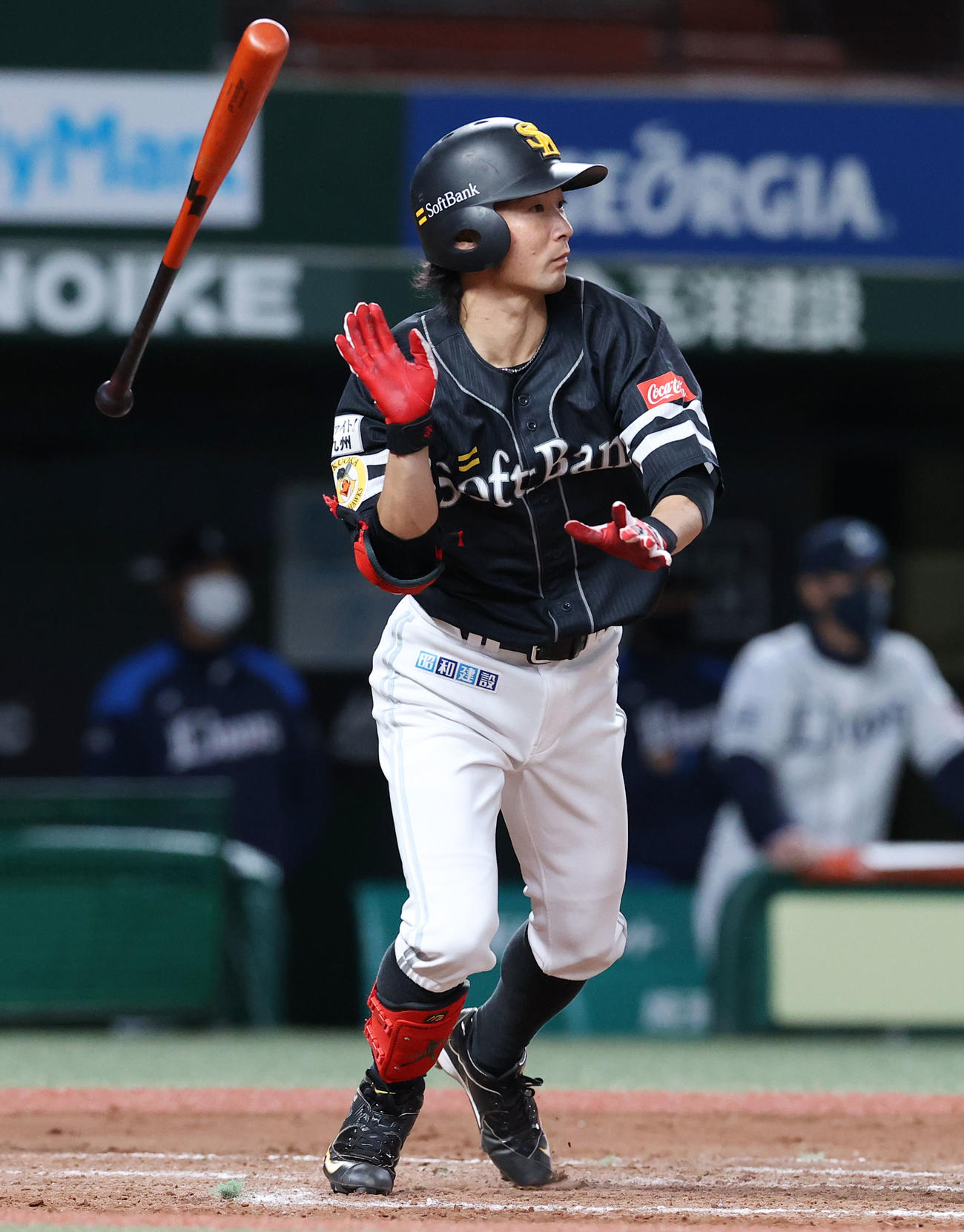 西武対ソフトバンク　9回表ソフトバンク無死一塁、適時三塁打を放つ明石（撮影・垰建太）