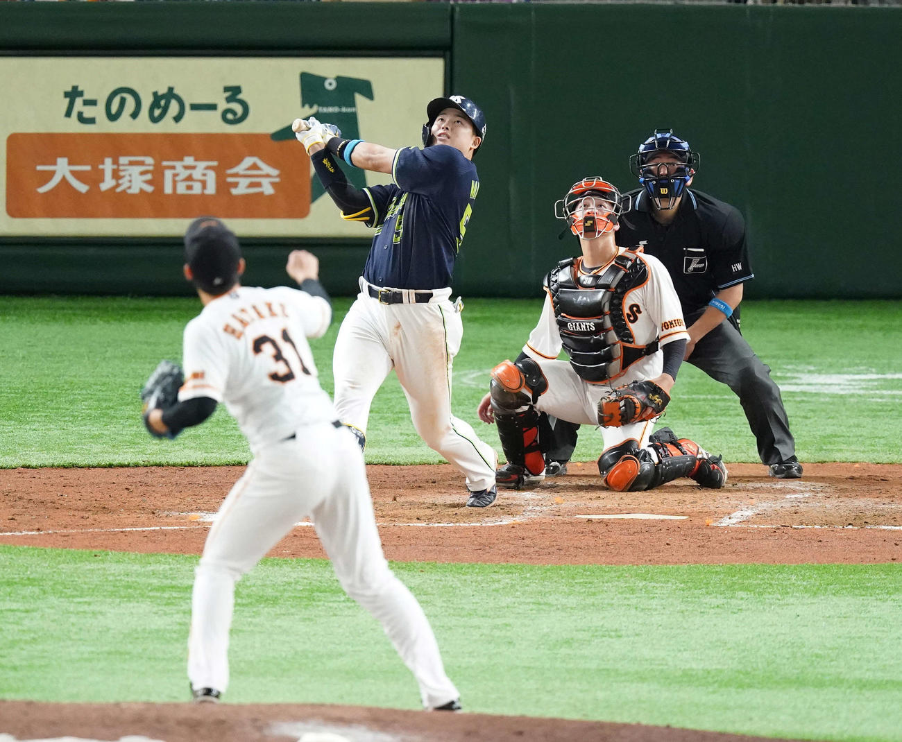 巨人対ヤクルト　4回表ヤクルト無死一、二塁、中飛に倒れる村上。投手畠（撮影・鈴木みどり）