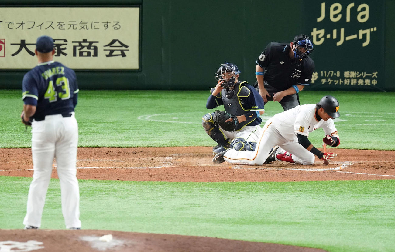 巨人対ヤクルト　5回裏巨人2死三塁、死球を受け倒れ込む陽。投手スアレス（撮影・鈴木みどり）