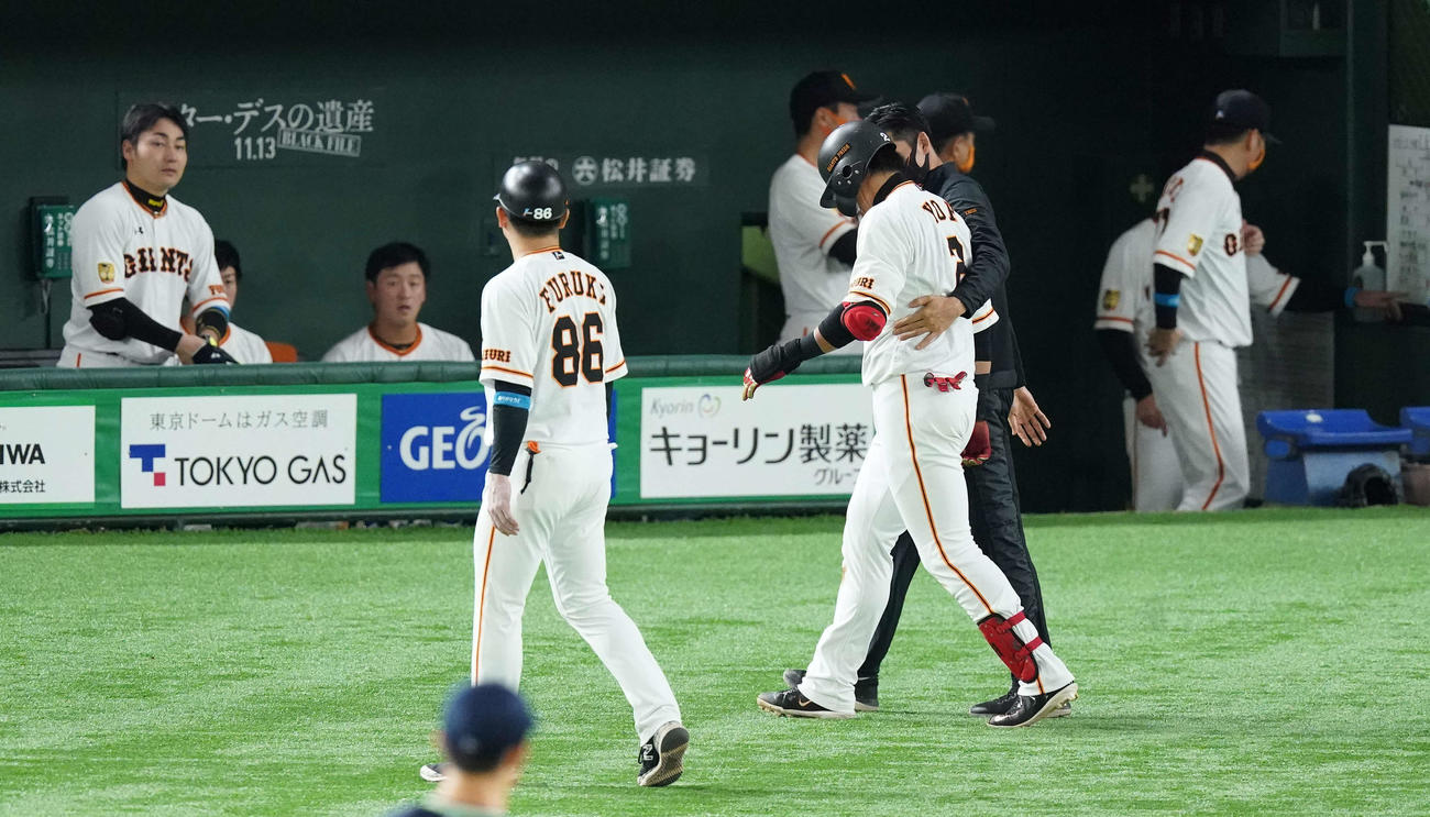 巨人対ヤクルト　5回裏巨人2死三塁、死球を受け治療のためベンチへ下がる陽。代走を送られそのまま交代となる（撮影・鈴木みどり）