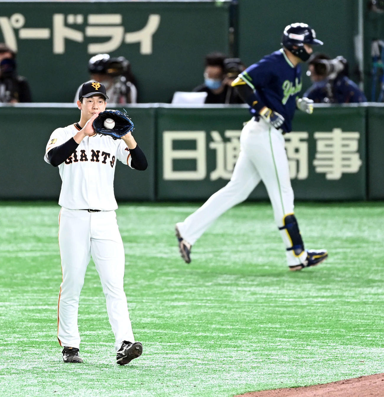 巨人対ヤクルト　7回表ヤクルト1死、村上を二ゴロに仕留める畠（撮影・たえ見朱実）