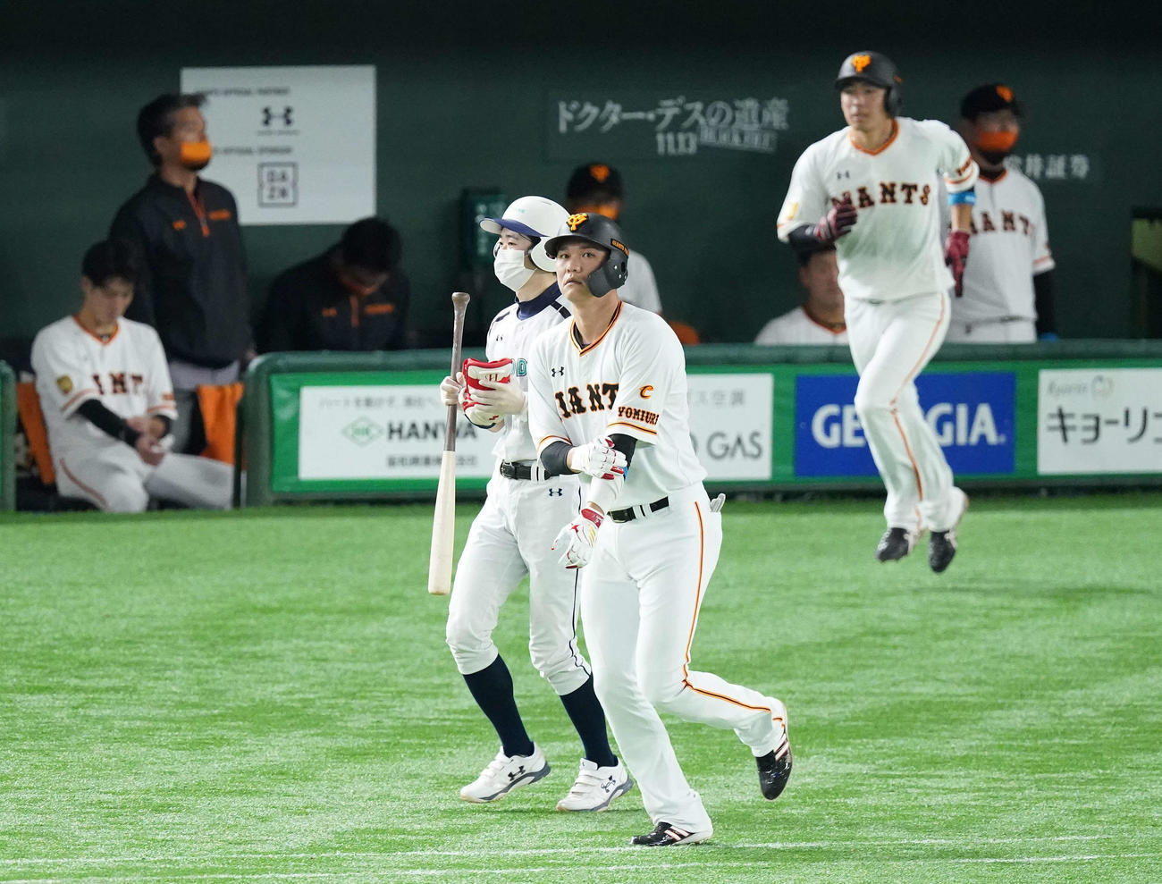 巨人対ヤクルト　8回裏巨人無死、四球を選ぶ代打坂本（撮影・鈴木みどり）