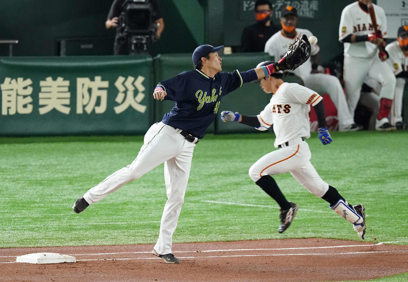 巨人対ヤクルト　1回裏巨人無死、打球を二塁手宮本が一塁へ悪送球し、打者松原は二塁へ進む。一塁手坂口（撮影・鈴木みどり）