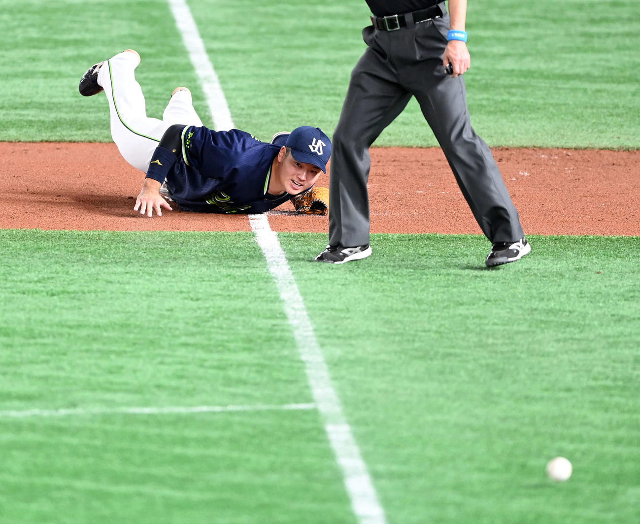 巨人対ヤクルト　2回裏巨人1死一塁、吉川尚の打球を見つめる三塁手村上尚（撮影・たえ見朱実）