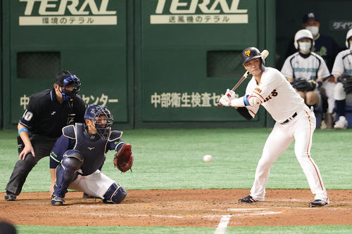 巨人対ヤクルト 8回裏巨人無死、四球を選ぶ坂本(撮影・垰建太)