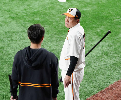 巨人対ヤクルト 試合前練習で坂本(左)に声をかける巨人原監督(撮影・鈴木みどり)