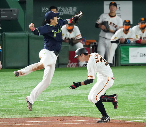 巨人対ヤクルト 5回裏巨人2死二塁、若林の打球を三塁手村上が一塁へ悪送球し、巨人が先制。一塁手坂口(撮影・鈴木みどり)