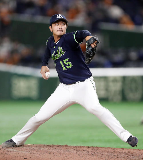 巨人対ヤクルト 6回裏から登板する大下(撮影・狩俣裕三)