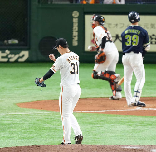 巨人対ヤクルト 7回表ヤクルト2死、宮本を空振り三振に仕留め、ガッツポーズする畠(撮影・鈴木みどり)