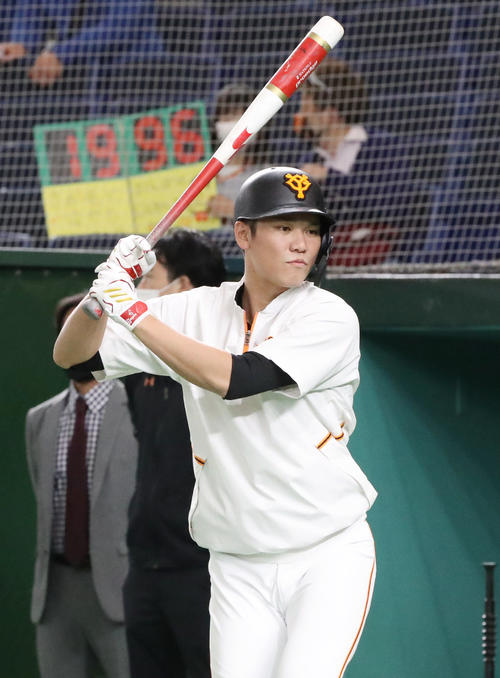 巨人対ヤクルト 試合前、SAKA-METER1996を背に打撃練習をする坂本(撮影・狩俣裕三)