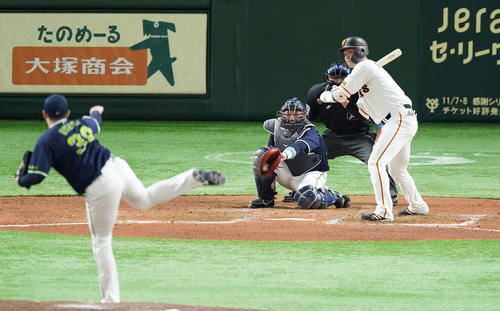 巨人対ヤクルト 8回裏巨人無死、四球を選ぶ代打坂本。投手梅野(撮影・鈴木みどり)