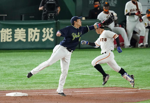巨人対ヤクルト 1回裏巨人無死、打球を二塁手宮本が一塁へ悪送球し、打者松原は二塁へ進む。一塁手坂口(撮影・鈴木みどり)