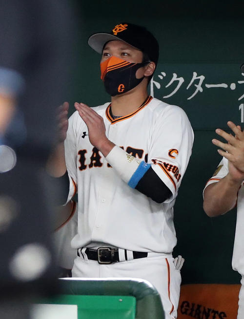 巨人対ヤクルト ベンチから声援を送る坂本(撮影・狩俣裕三)