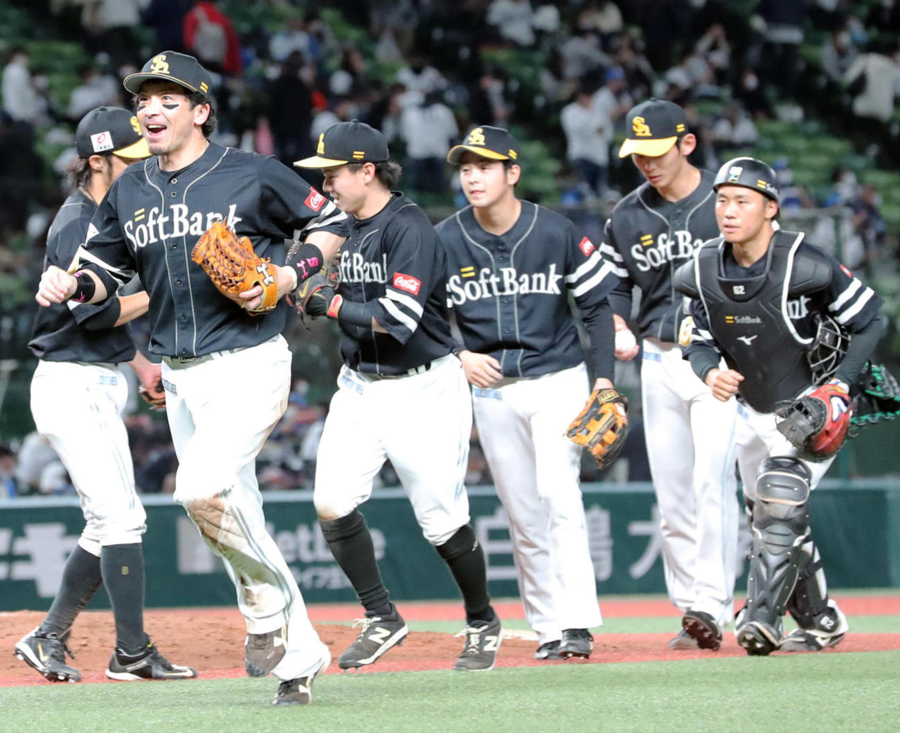 西武に勝利しプロ野球新記録となる月間22勝目を挙げた松田宣（左端）らソフトバンクナインは笑顔でエアタッチ（撮影・垰建太）