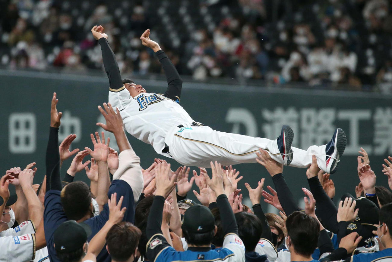 引退セレモニーでナインに胴上げされる浦野（撮影・黒川智章）