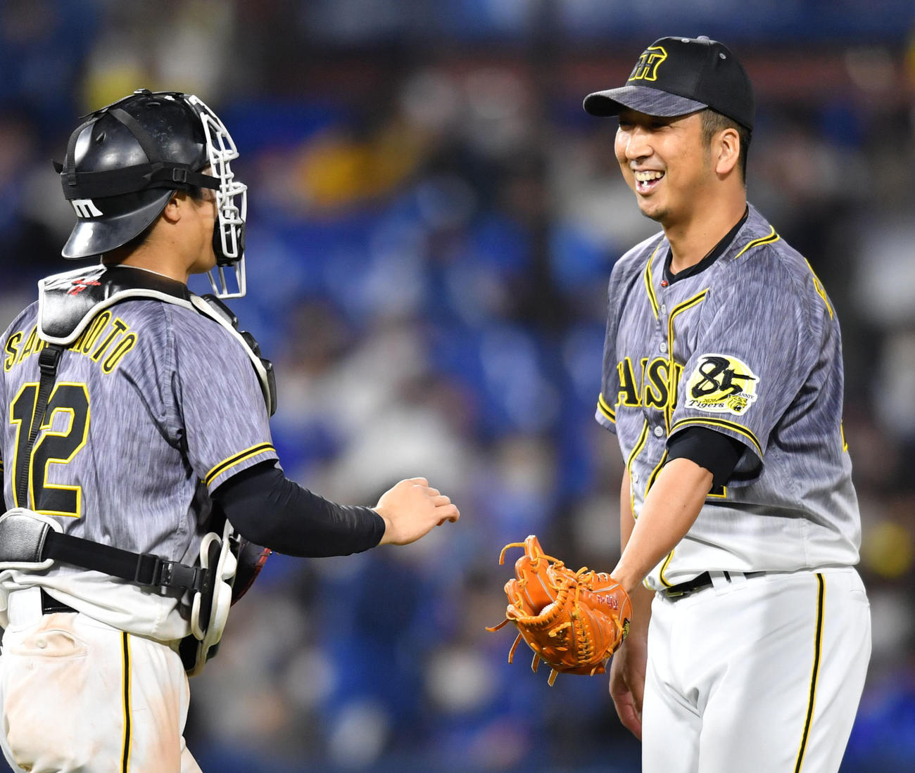 DeNAに勝利し笑顔を見せる阪神藤川（右）（撮影・横山健太）