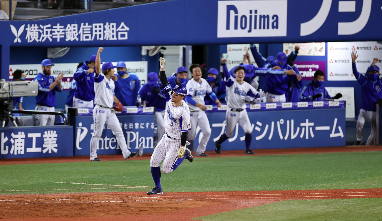DeNA対阪神　9回裏DeNA2死三塁、梶谷はサヨナラ適時打を放ち、大喜びのベンチを背にガッツポーズ（撮影・浅見桂子）