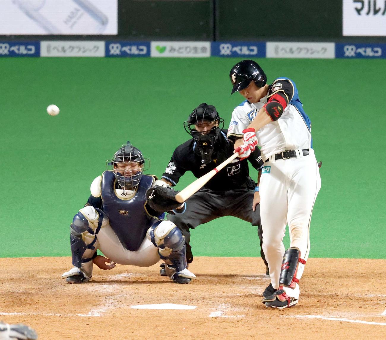 日本ハム対オリックス　3回裏日本ハム2死一、二塁、野村は適時三塁打を放つ（撮影・佐藤翔太）