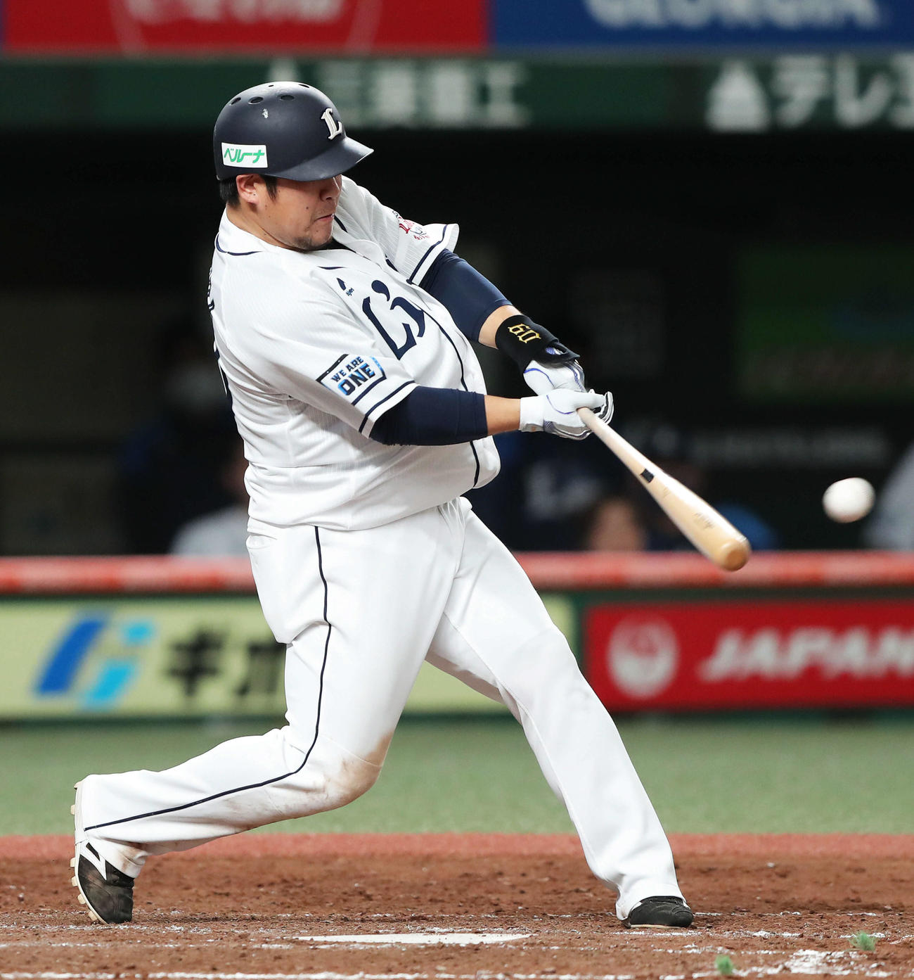 西武対ソフトバンク　5回裏西武二死一、二塁、左翼線に適時二塁打を放つ中村（撮影・河田真司）