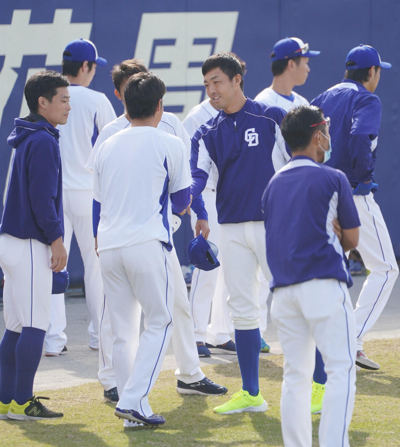練習前にナインにあいさつをする中日吉見一起（撮影・森本幸一）