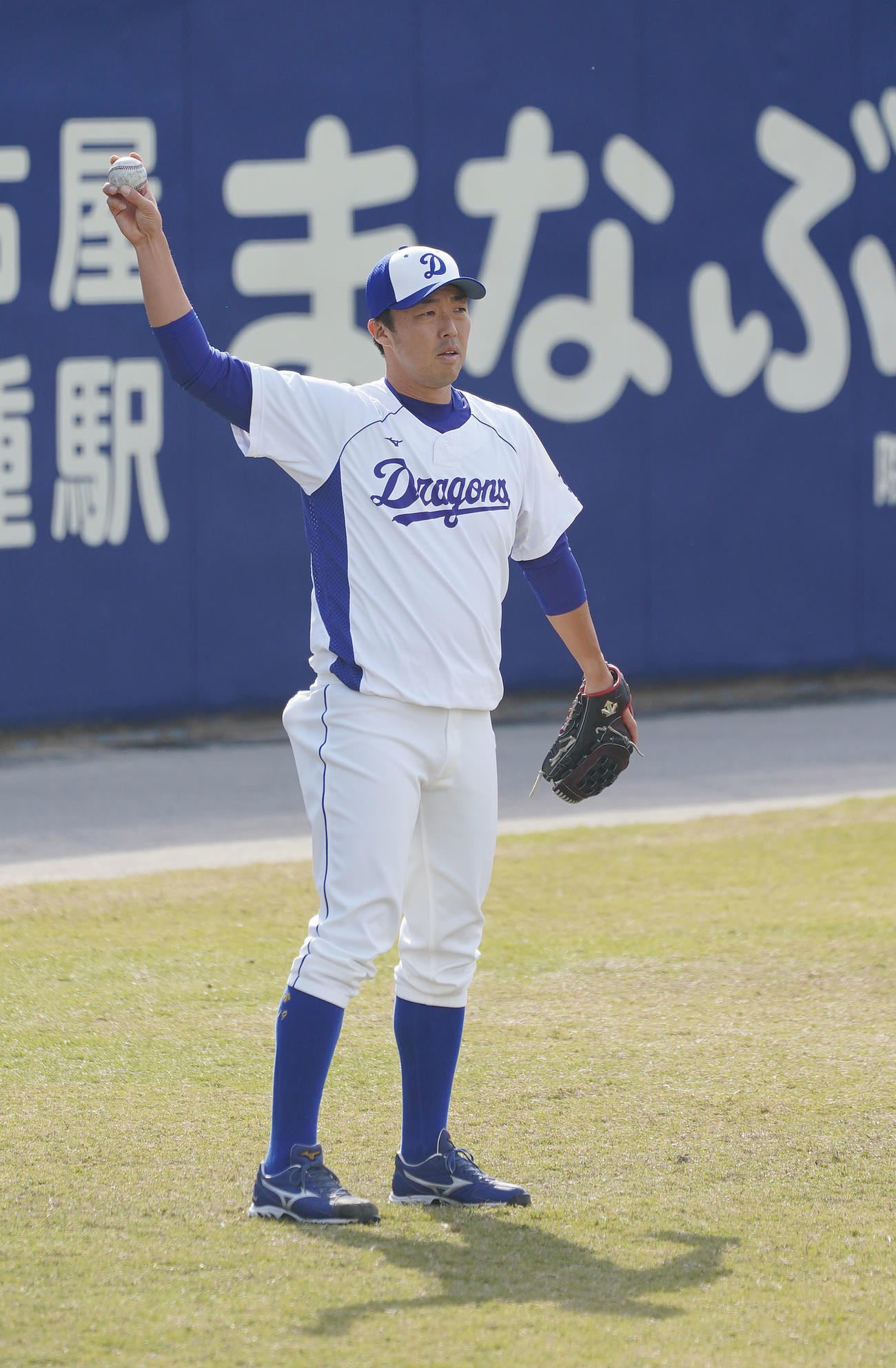 ナゴヤ球場でキャッチボールをする中日吉見一起（撮影・森本幸一）