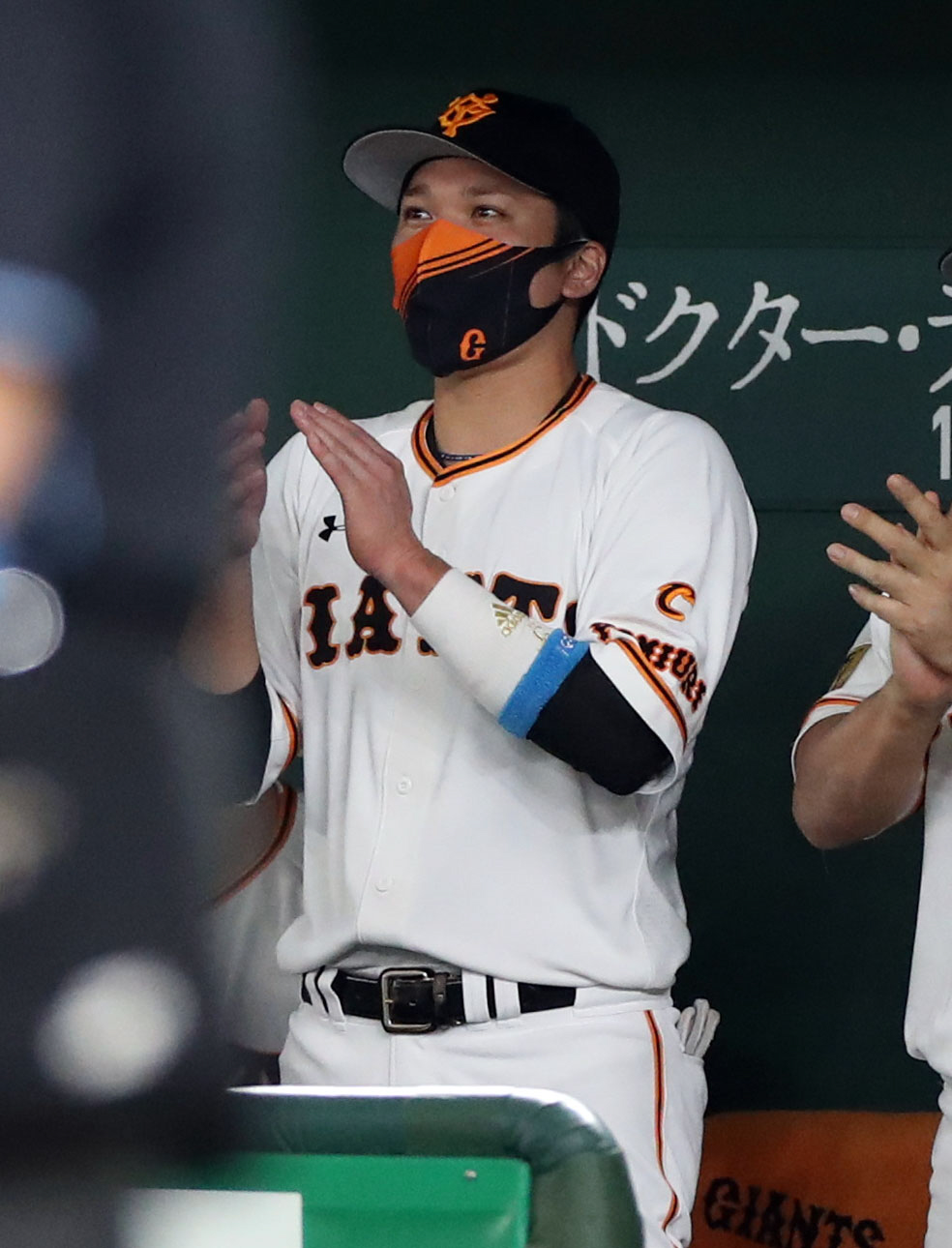 巨人対ヤクルト　ベンチから声援を送る坂本（撮影・狩俣裕三）