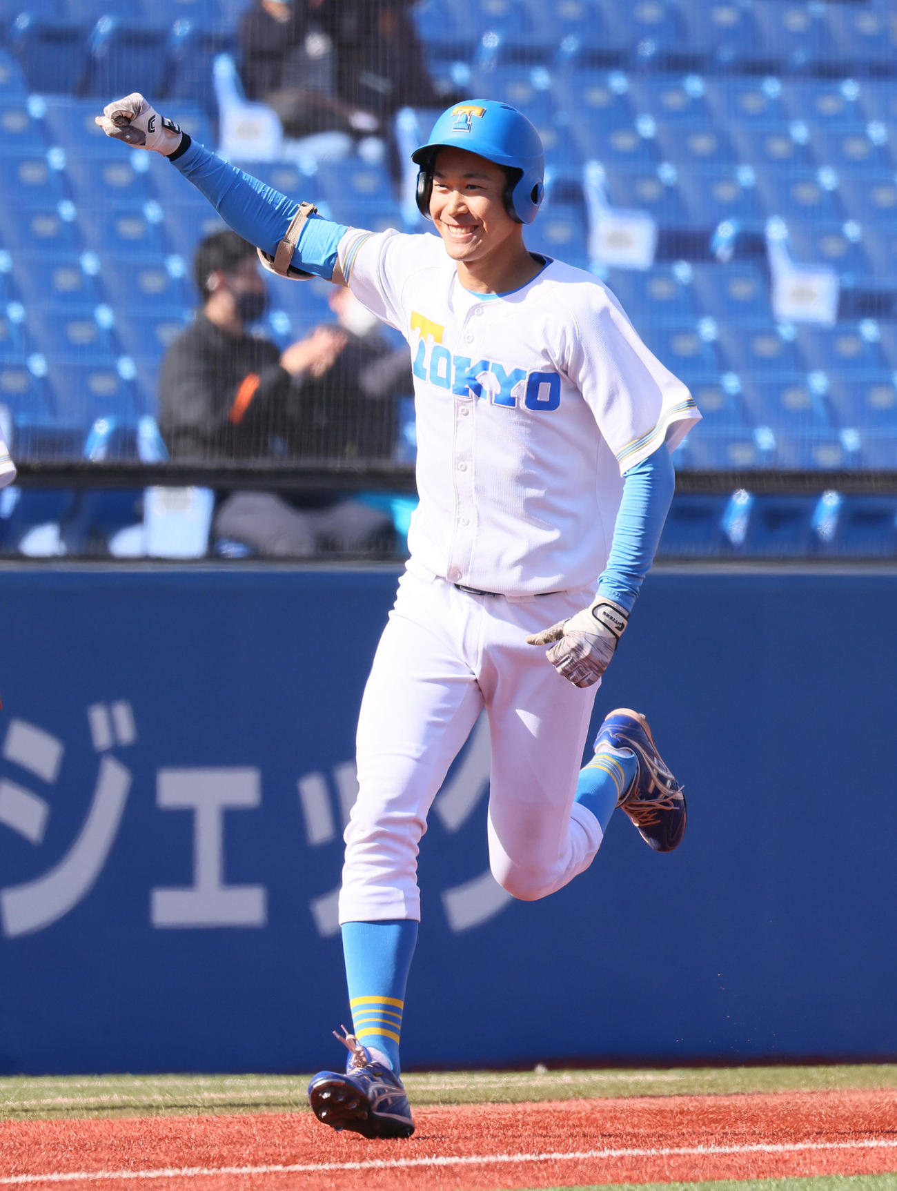 東大対明大　7回表東大2死、石元は右越え本塁打を放ちガッツポーズ（撮影・足立雅史）