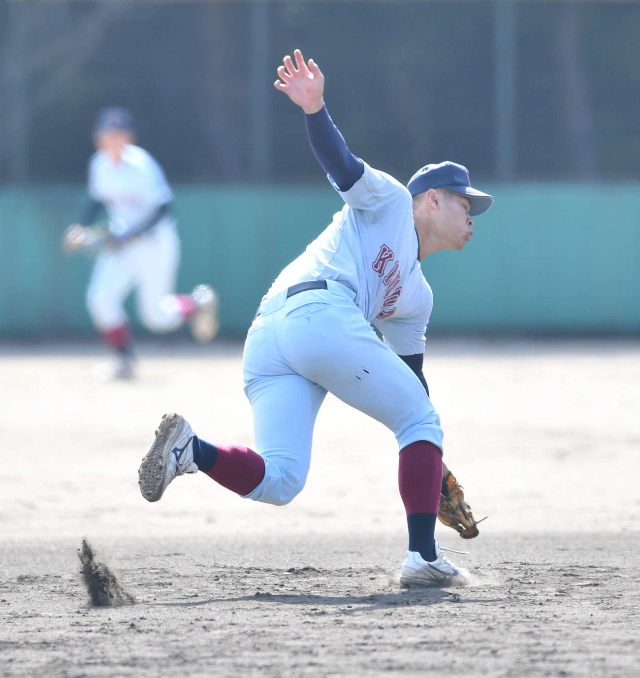 3回表大産大2死、三ゴロを捕球する佐藤（撮影・岩下翔太）