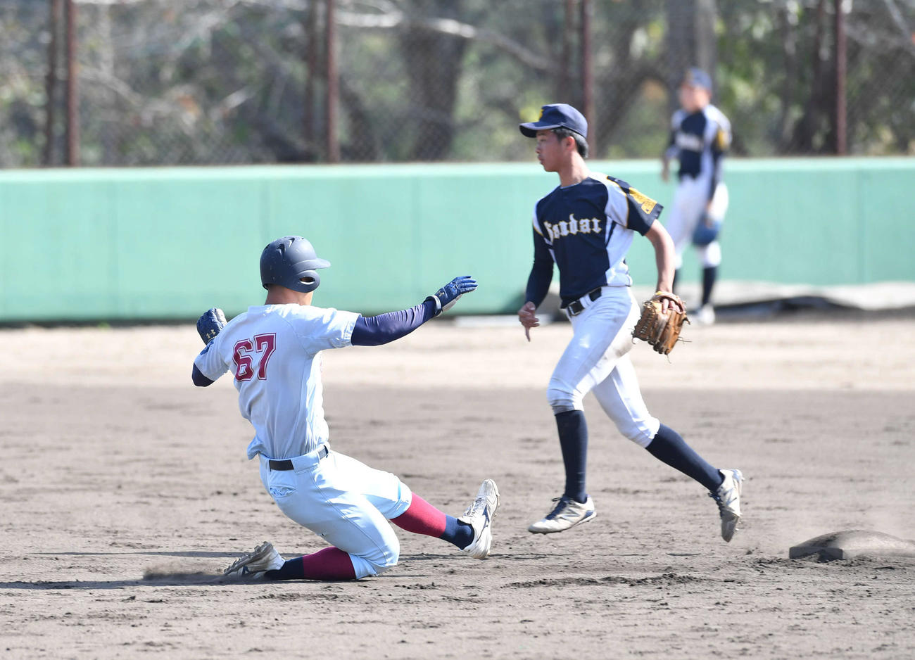 3回裏二盗に成功した佐藤（撮影・岩下翔太）
