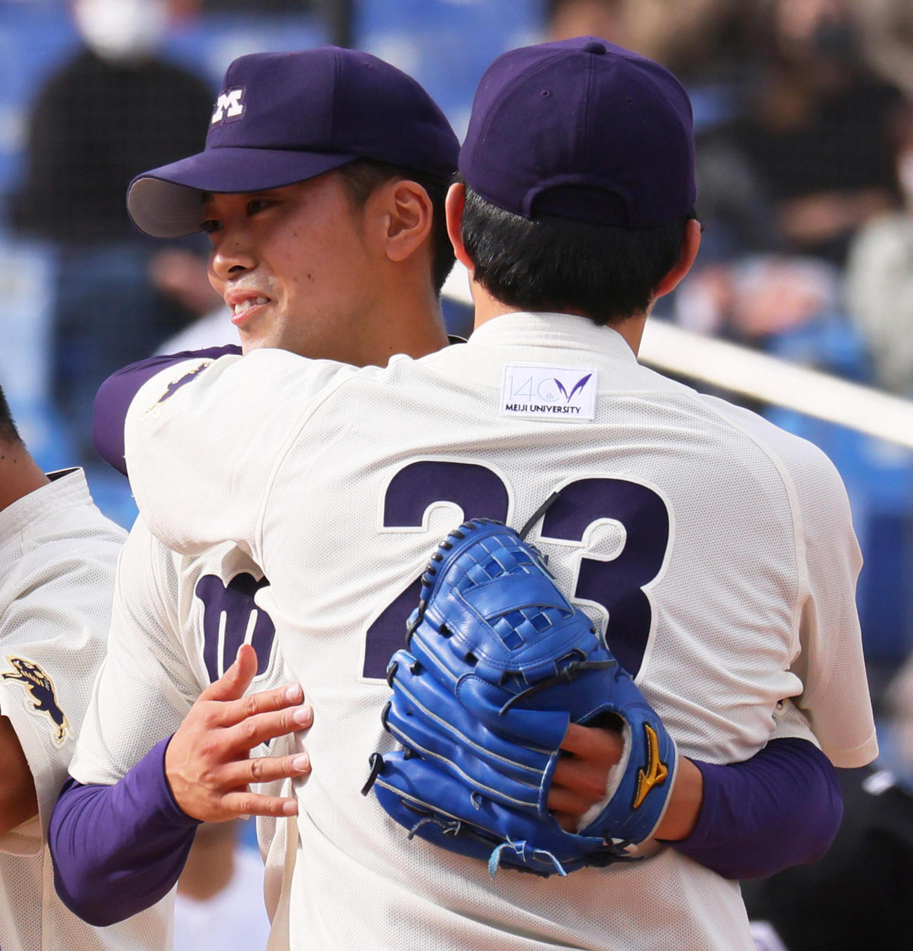 秋季リーグ最終戦で勝利し、グラウンドで抱き合う明大の入江（左）と竹田（撮影・足立雅史）