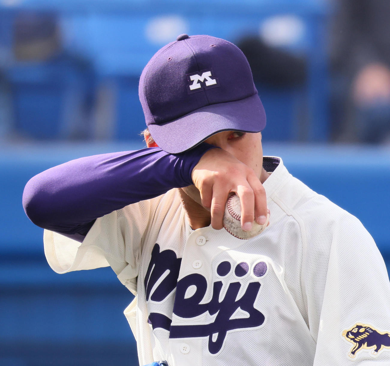秋季リーグ最終戦を勝利し、涙を拭いながら試合後のキャッチボールをする明大・入江（撮影・足立雅史）