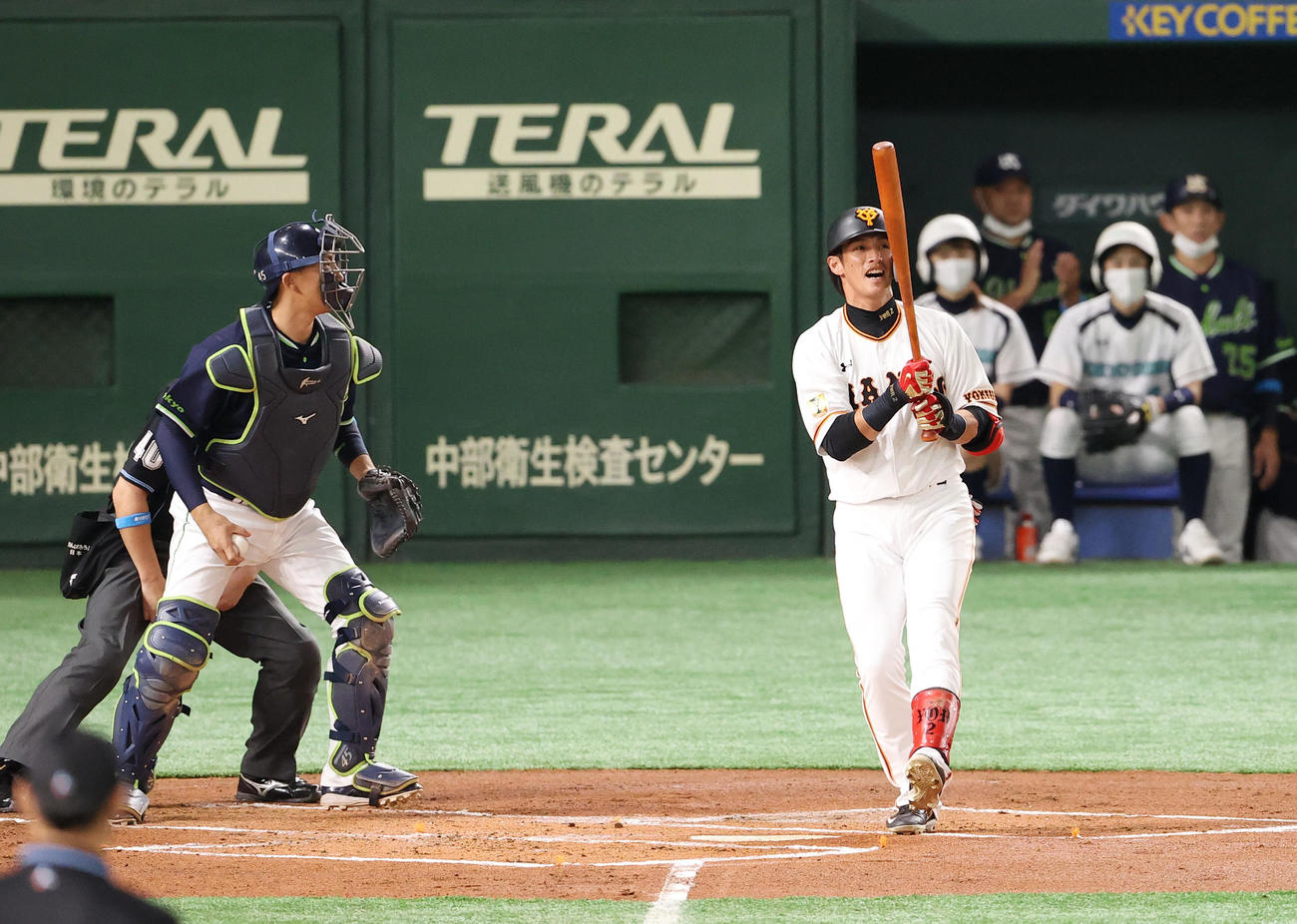 巨人対ヤクルト　1回裏巨人1死三塁、空振り三振に倒れる陽（撮影・垰建太）