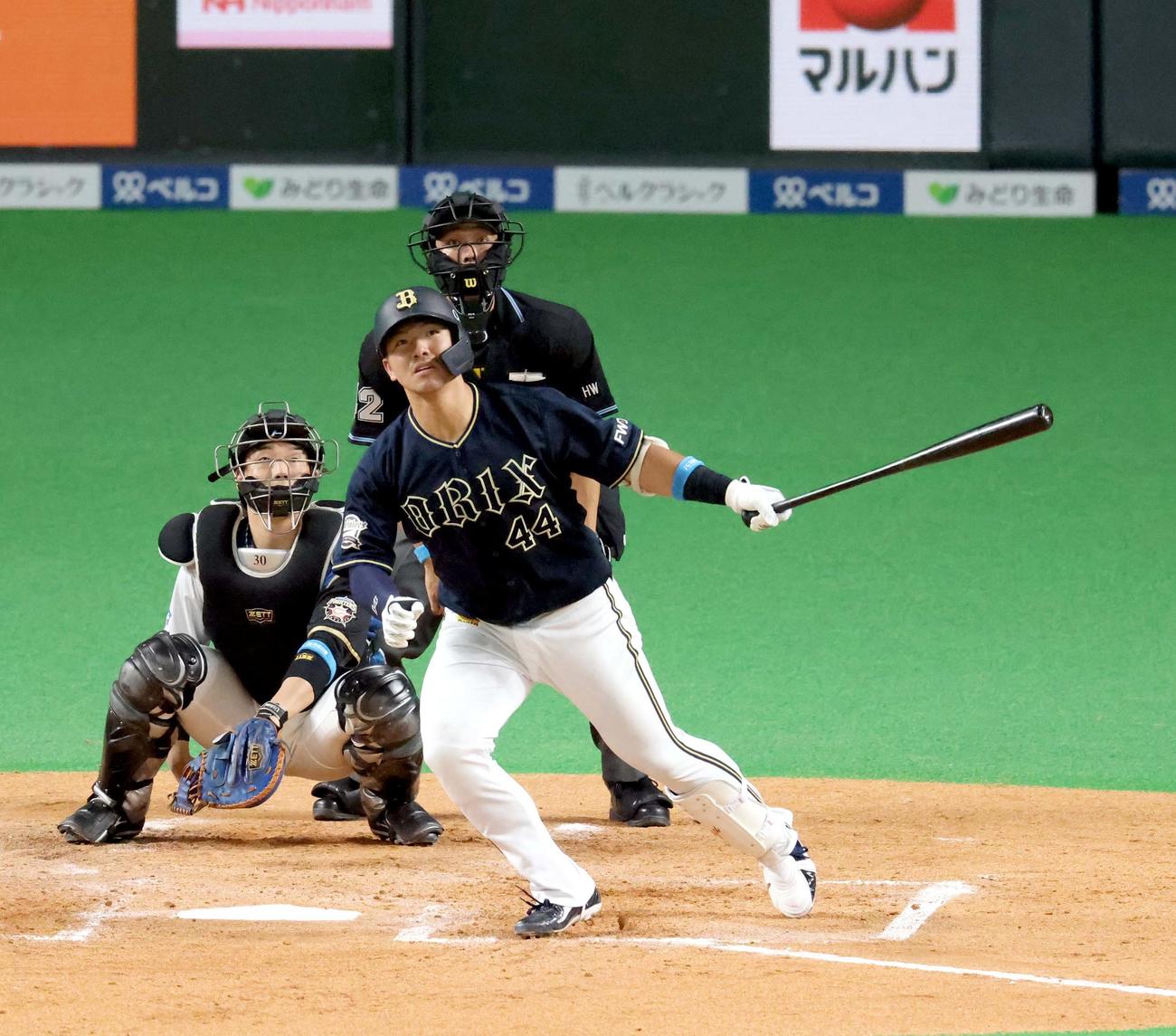 日本ハム対オリックス　3回表オリックス無死、頓宮は左越え本塁打を放つ（撮影・佐藤翔太）
