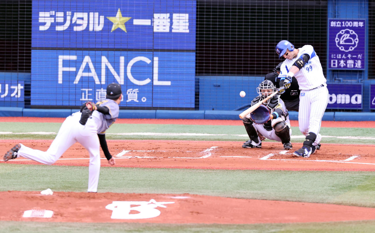 DeNA対阪神　1回裏DeNA1死、ソトは中越えソロ本塁打を放つ。投手高橋（撮影・浅見桂子）