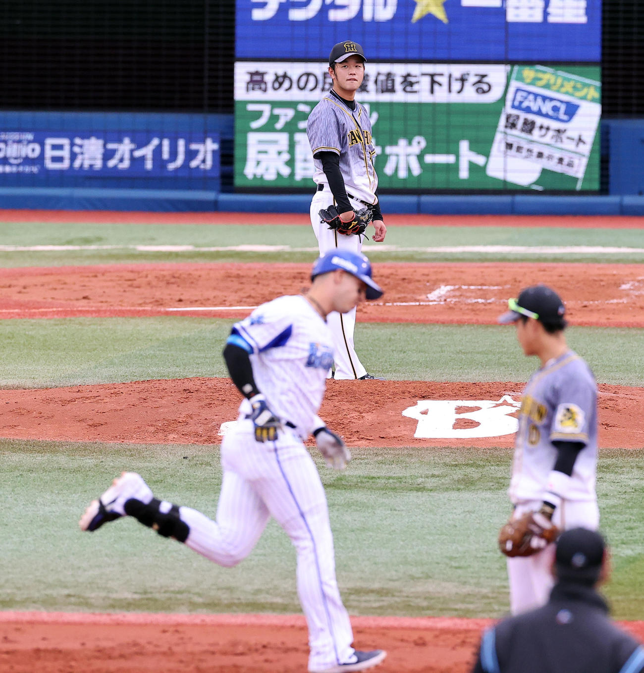 DeNA対阪神　3回裏DeNA2死、ソトに中越えソロ本塁打を許し、ぼう然と見つめる高橋（撮影・浅見桂子）