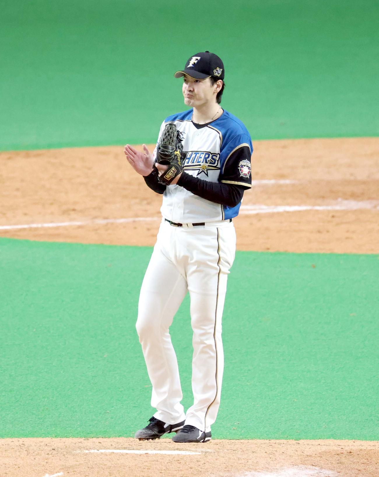 日本ハム対オリックス　5回表オリックス1死一塁、T－岡田を遊併殺打に仕留めグラブをたたく日本ハム有原（撮影・佐藤翔太）