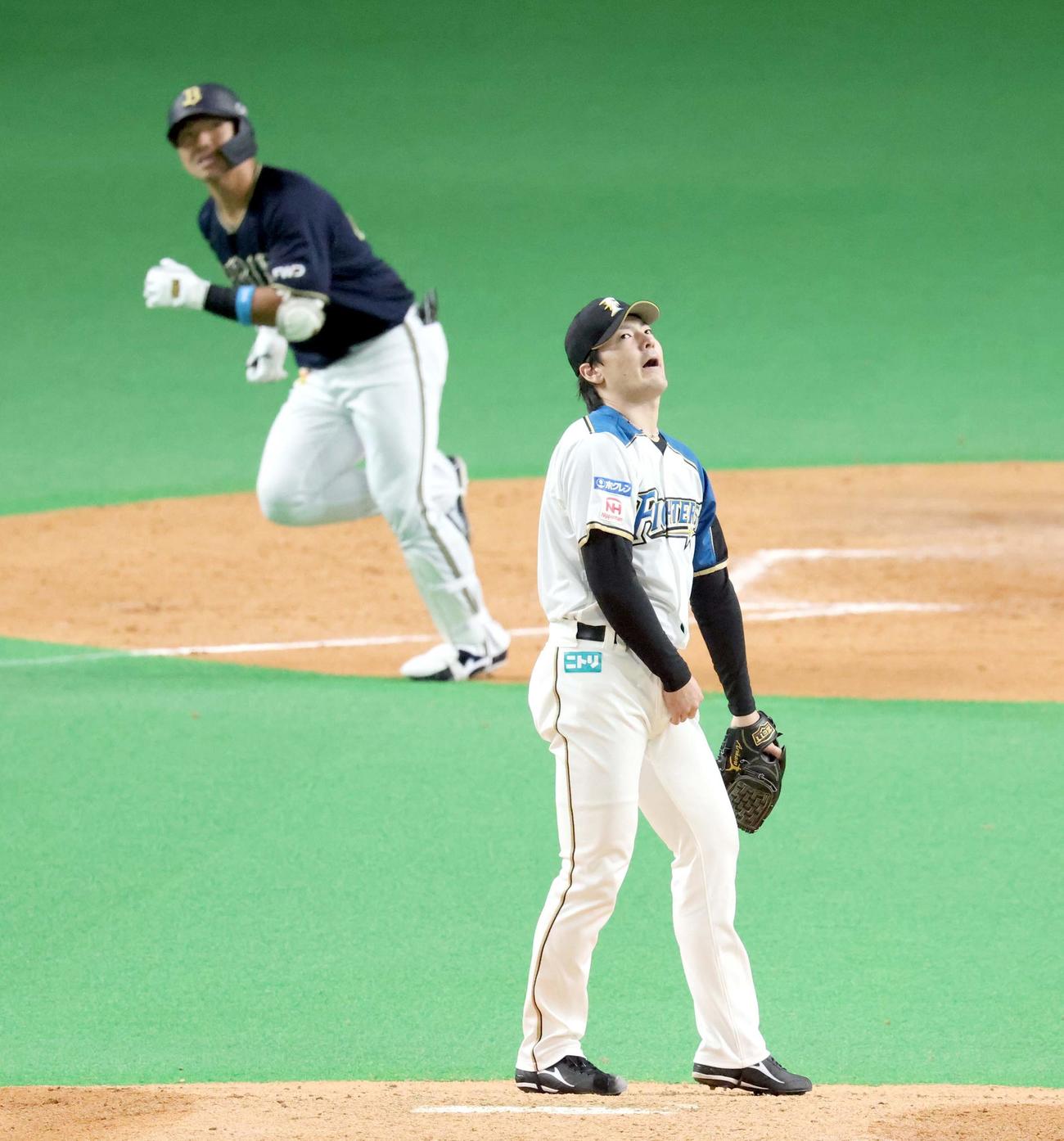 日本ハム対オリックス　3回表オリックス無死、頓宮に左越え本塁打を浴びる日本ハム有原（撮影・佐藤翔太）