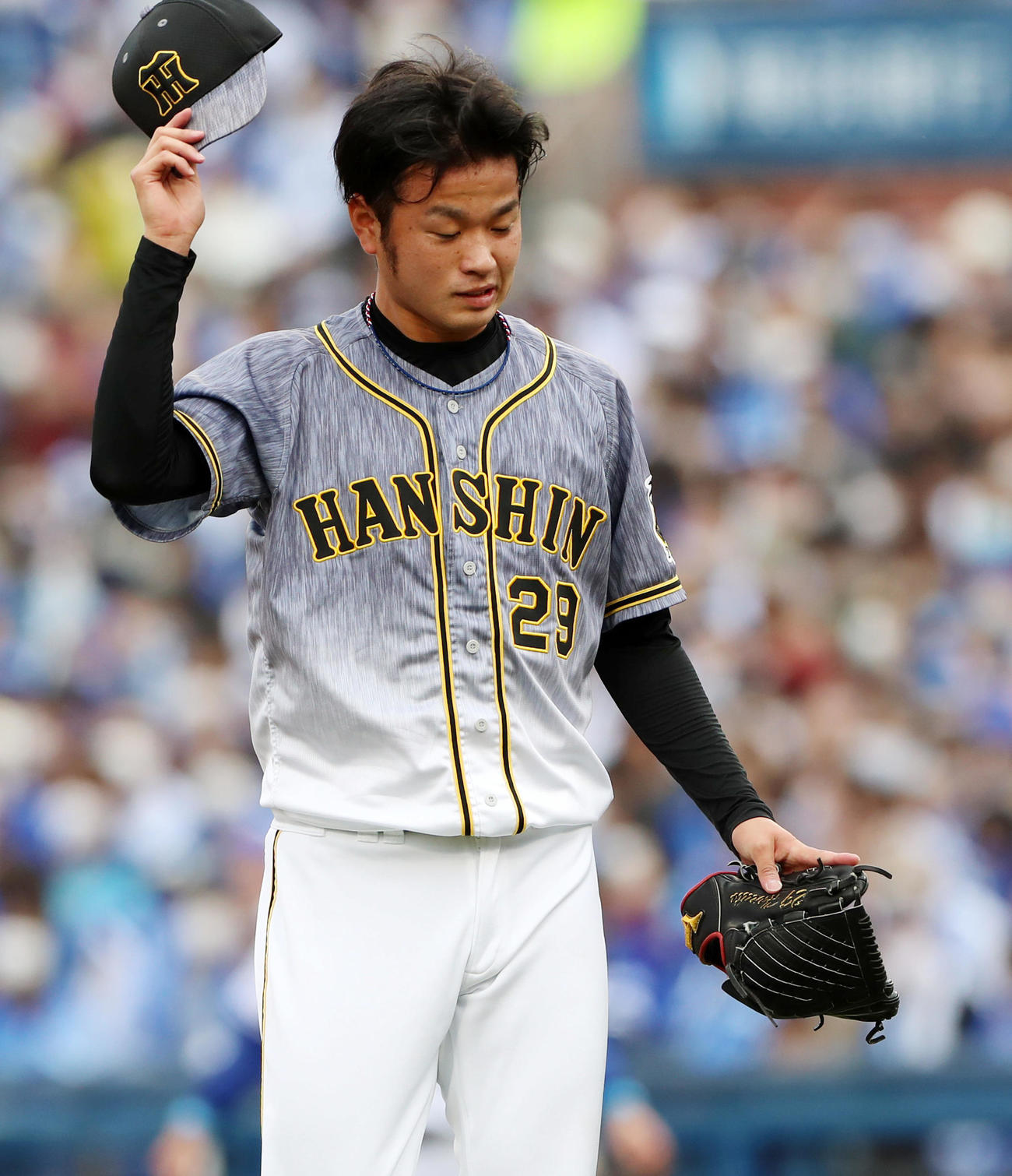 DeNA対阪神　3回裏、高橋はソトに2打席連続被弾で悔しそうな表情を見せながらベンチへ戻る（撮影・加藤哉）