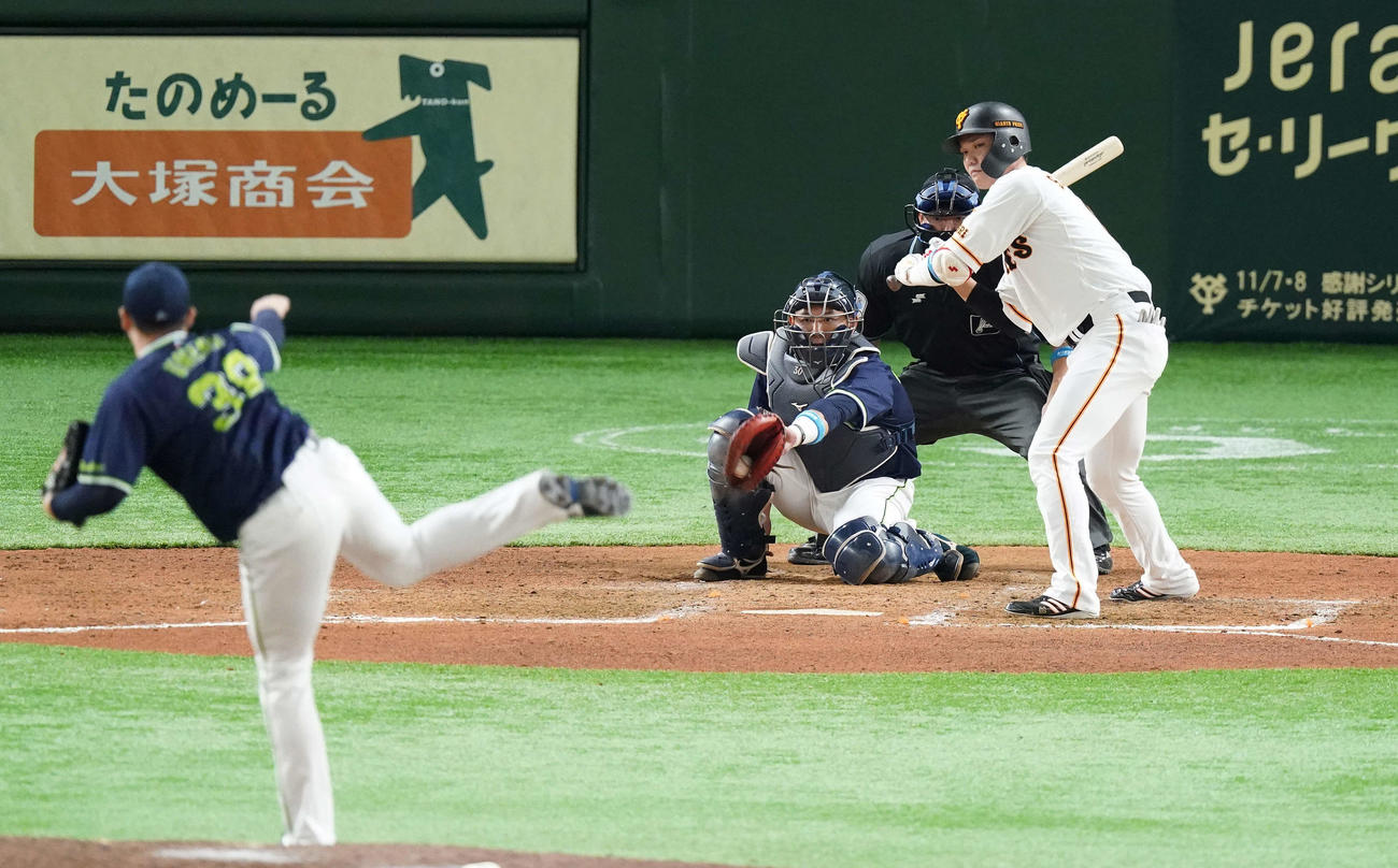 巨人対ヤクルト　8回裏巨人無死、四球を選ぶ代打坂本。投手梅野（撮影・鈴木みどり）