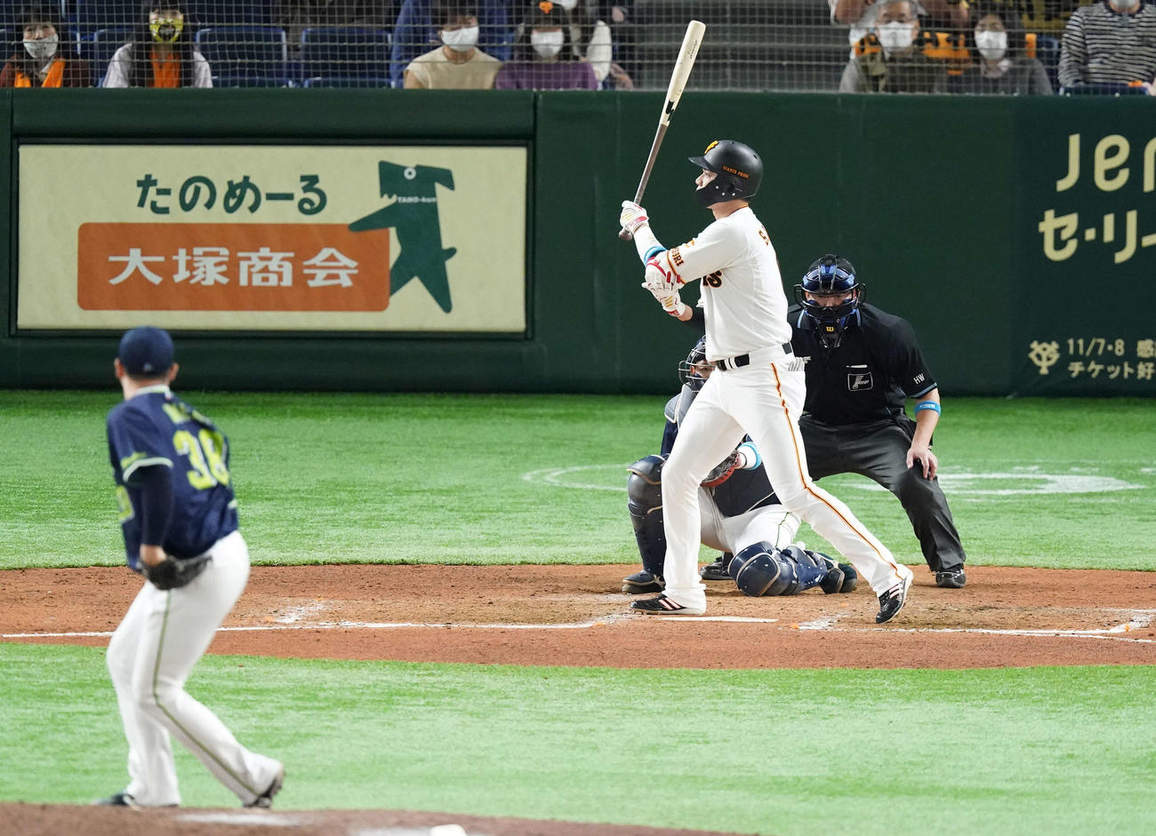 巨人対ヤクルト　8回裏巨人無死、四球を選ぶ代打坂本。投手梅野（撮影・鈴木みどり）