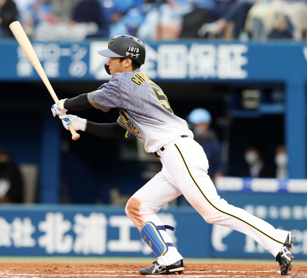 DeNA対阪神　7回表阪神1死一、三塁、近本は中前適時打を放つ（撮影・加藤哉）