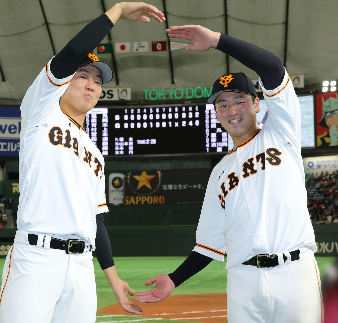 巨人対ヤクルト　完封勝利を収めた畠（左）は岸田と一緒に0ポーズを見せる（撮影・河野匠）