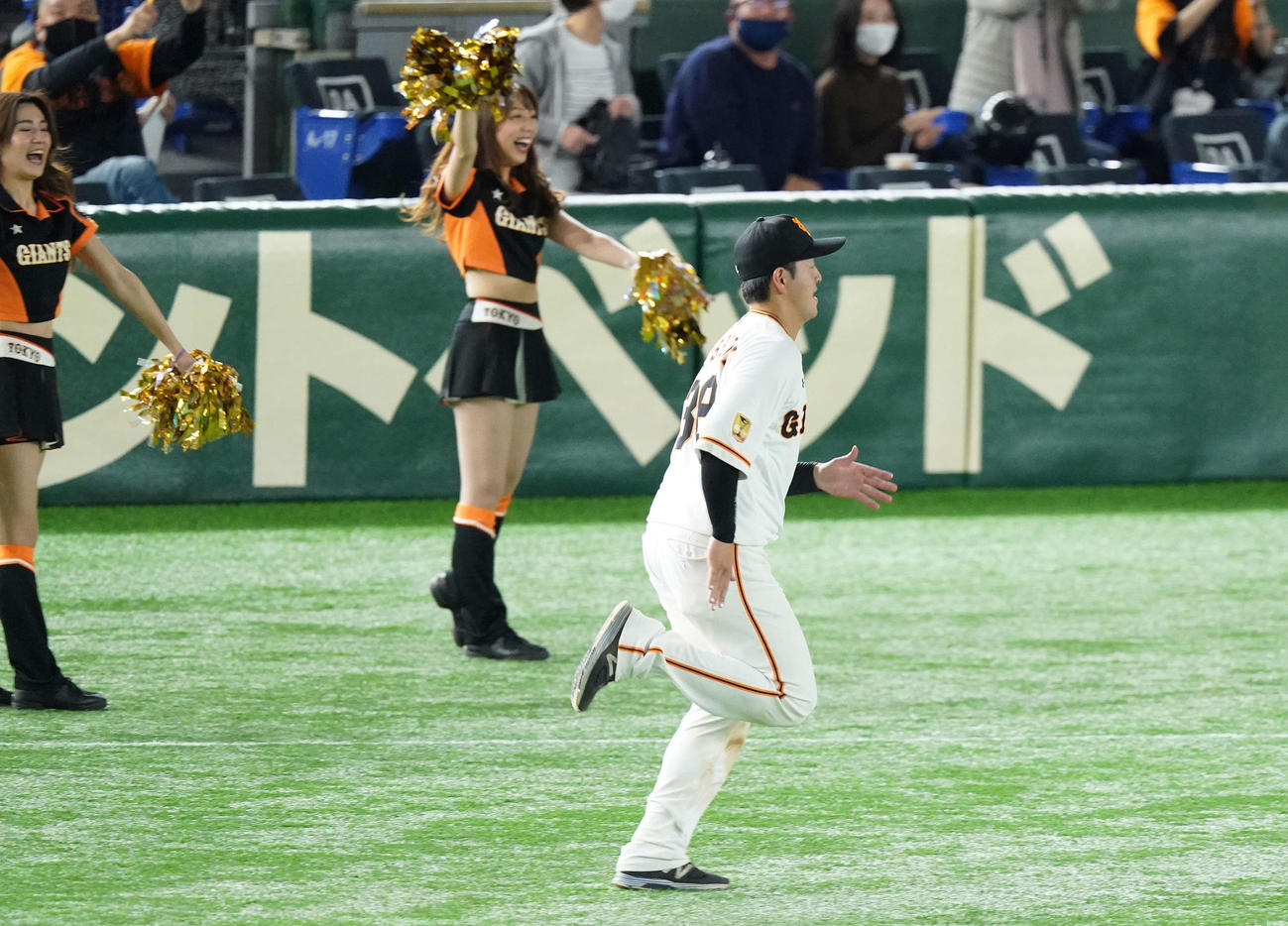 巨人対ヤクルト　お立ち台になぜか外野方面からダッシュし向かう巨人岸田（撮影・鈴木みどり）