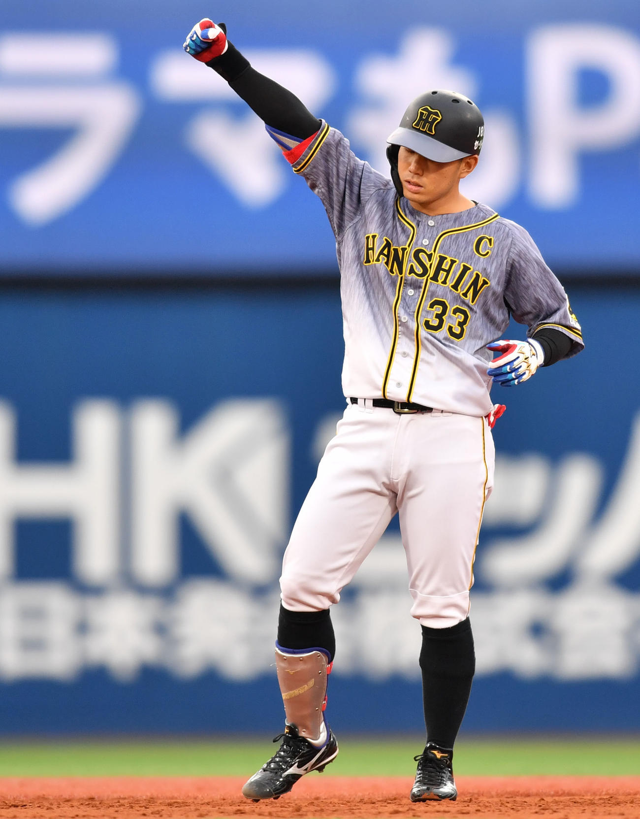 DeNA対阪神　7回表阪神1死二、三塁、中越え2点適時二塁打を放ちガッツポーズする糸原（撮影・横山健太）