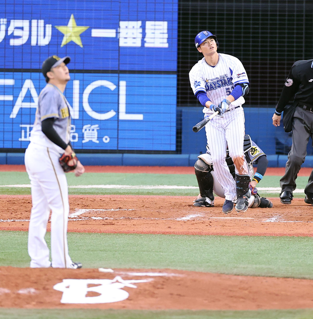 DeNA対阪神　7回裏DeNA無死、細川は左越えソロ本塁打を放つ。投手岩貞（撮影・浅見桂子）